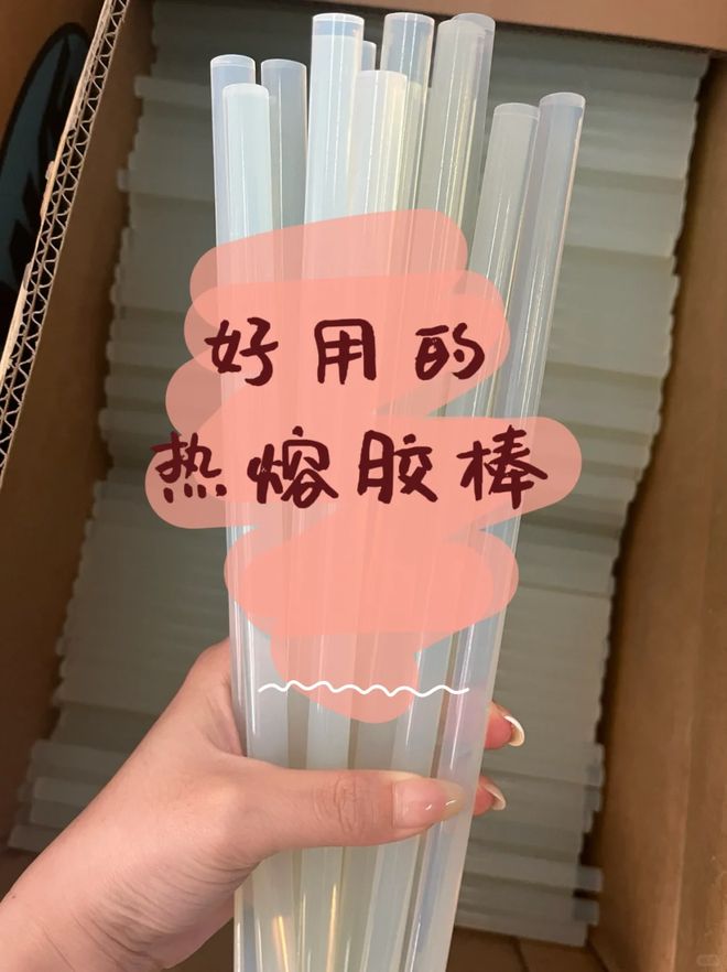 被年轻人的“热熔胶棒用法”惊到了！1块钱一根用出100的价值！